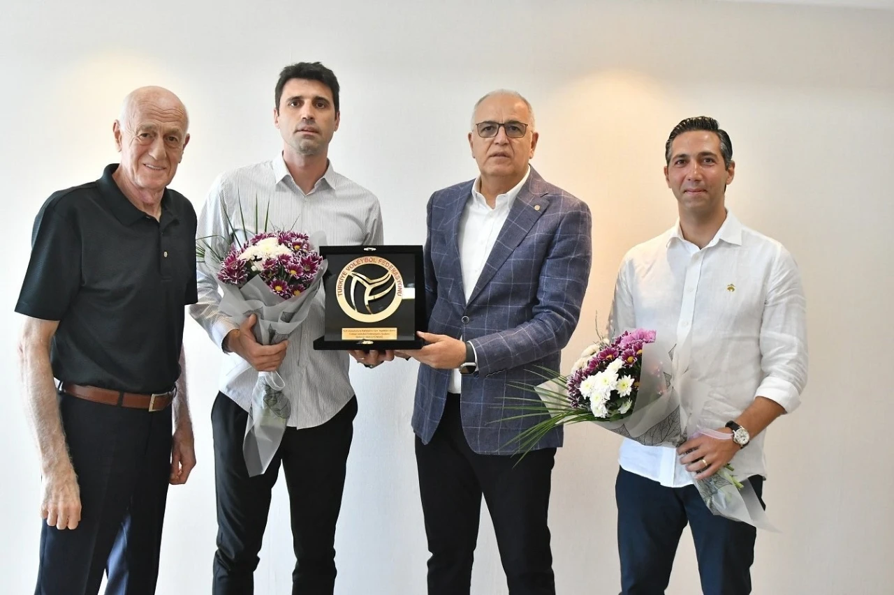 TVF Başkanı Üstündağ’dan, Umut Çakır ve Mert Karatop’a plaket
