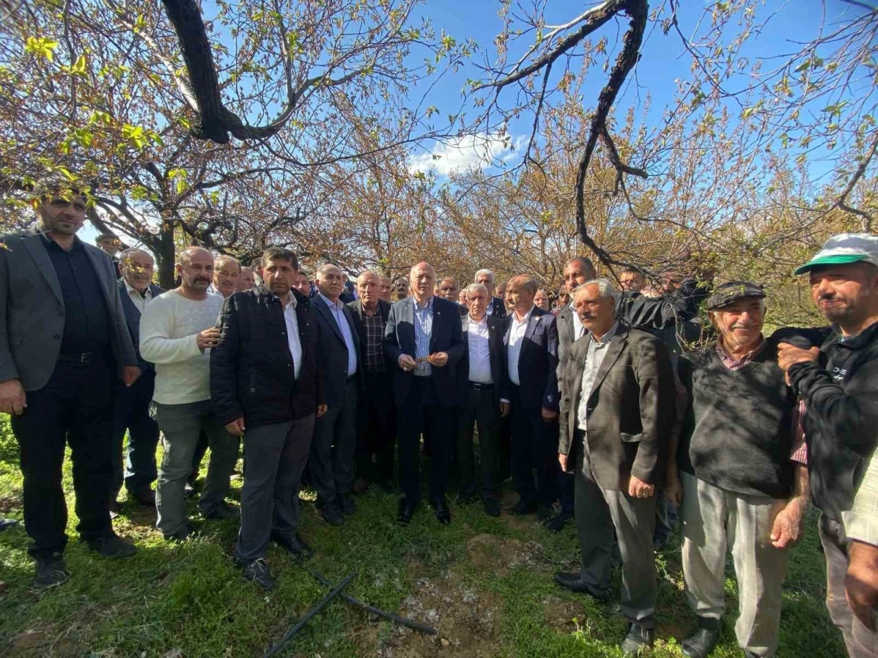 TZOB Genel Başkanı Bayraktar, Elazığ’da zirai dondan etkilenen üreticilerle bir araya geldi
