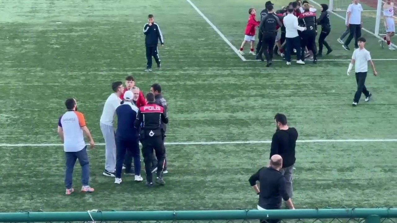 U-15 Futbol Ligi şampiyonluk maçında saha karıştı

