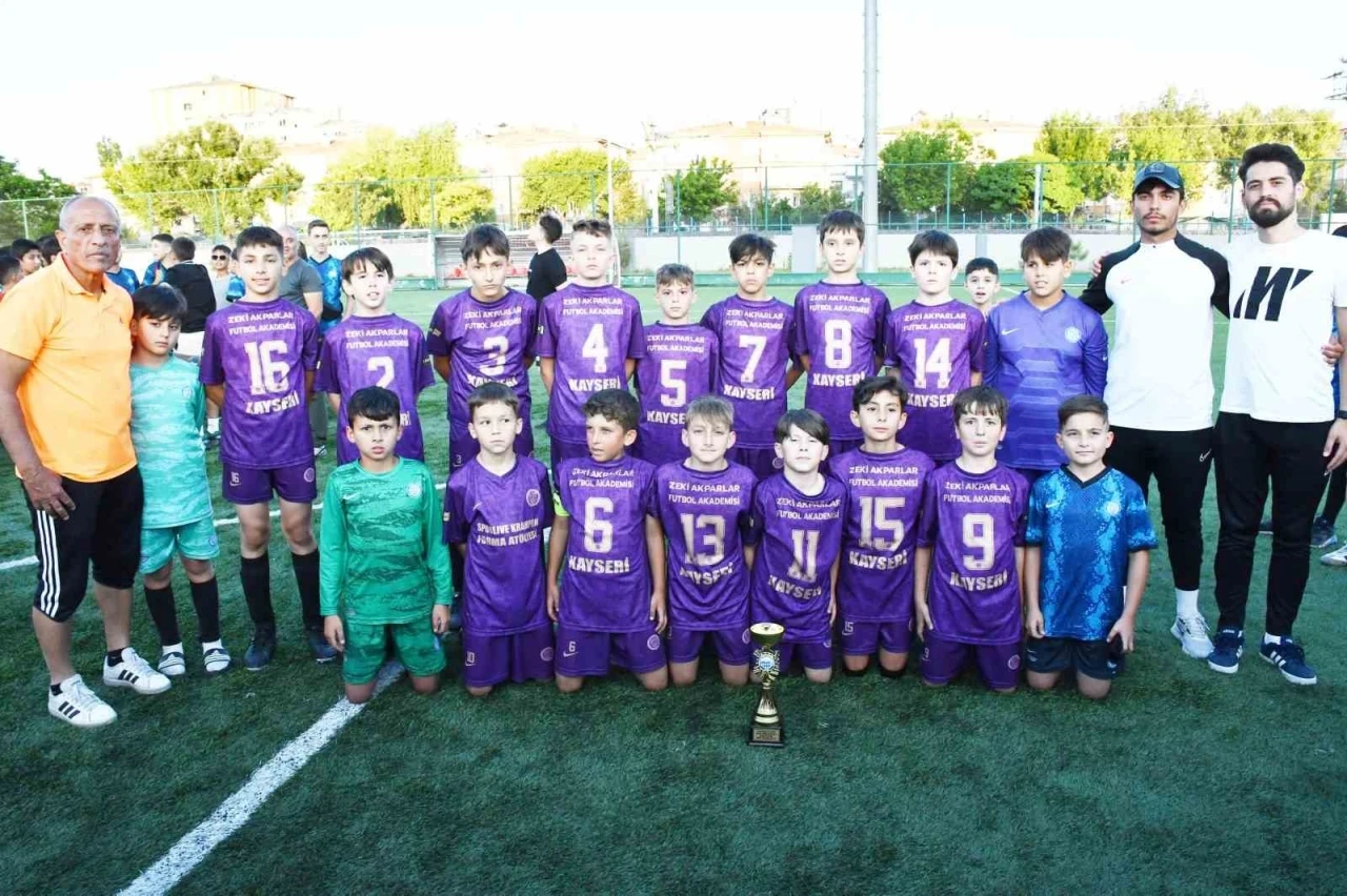 U11 Liginde Kayseri şampiyonu Zeki Akparlar FK

