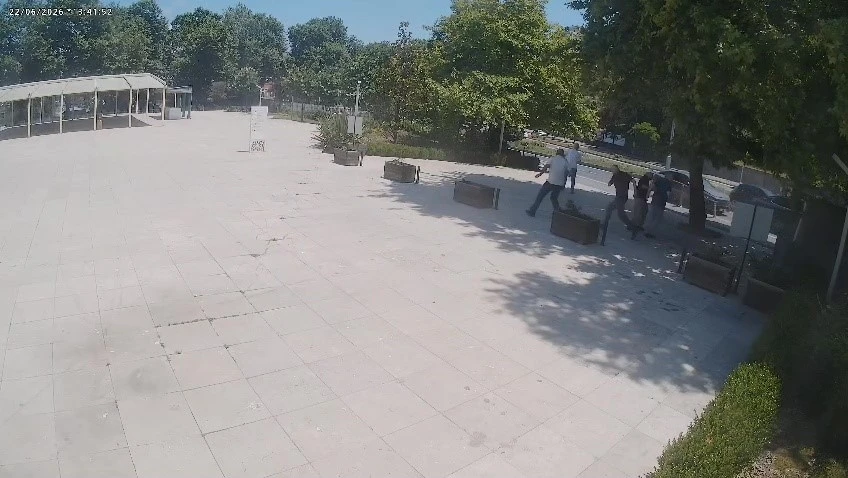 &Uuml;&ccedil; aracın karıştığı kazanın g&uuml;venlik kamerası ortaya &ccedil;ıktı

