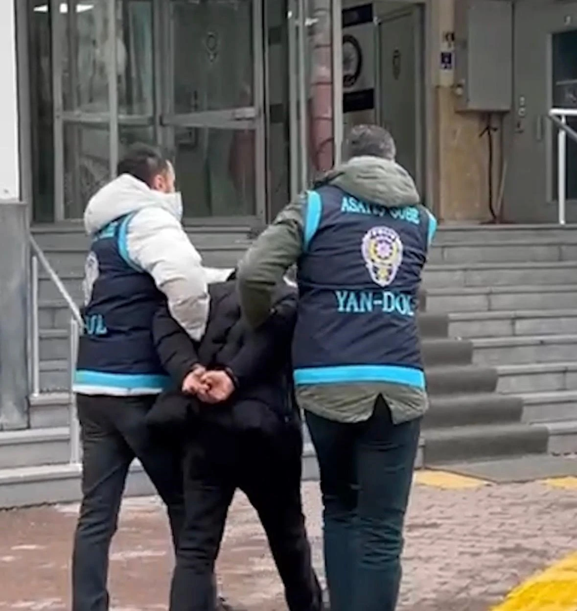 &Uuml;&ccedil; farklı ilde 4 aranması ve 23 yıl kesinleşmiş hapsi bulunan şahıs yakalandı
