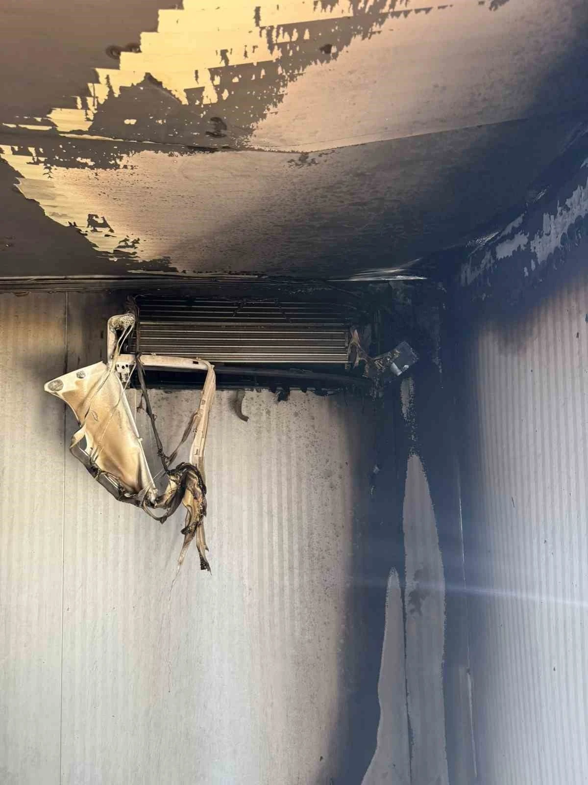 Üç gün açık bırakılan klima yangına neden oldu
