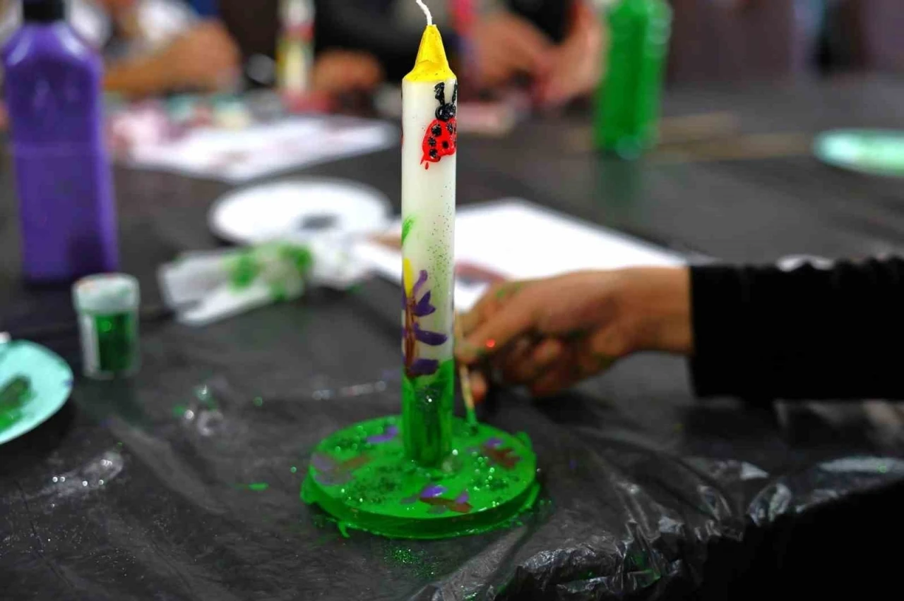 &Uuml;&ccedil; kuşak mum boyama at&ouml;lyesinde buluştu
