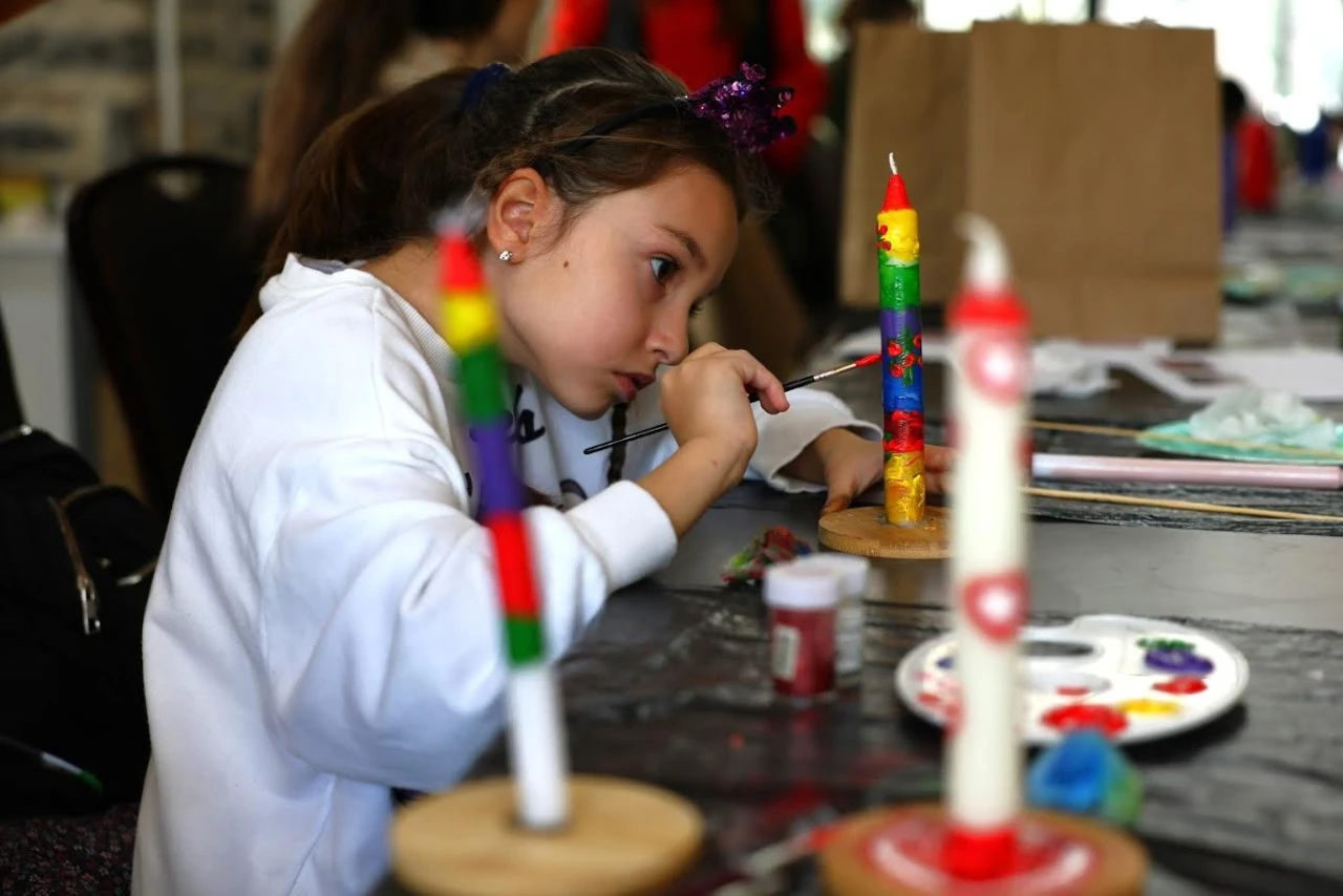 &Uuml;&ccedil; Kuşak Mum Boyama At&ouml;lyesinde Buluştu