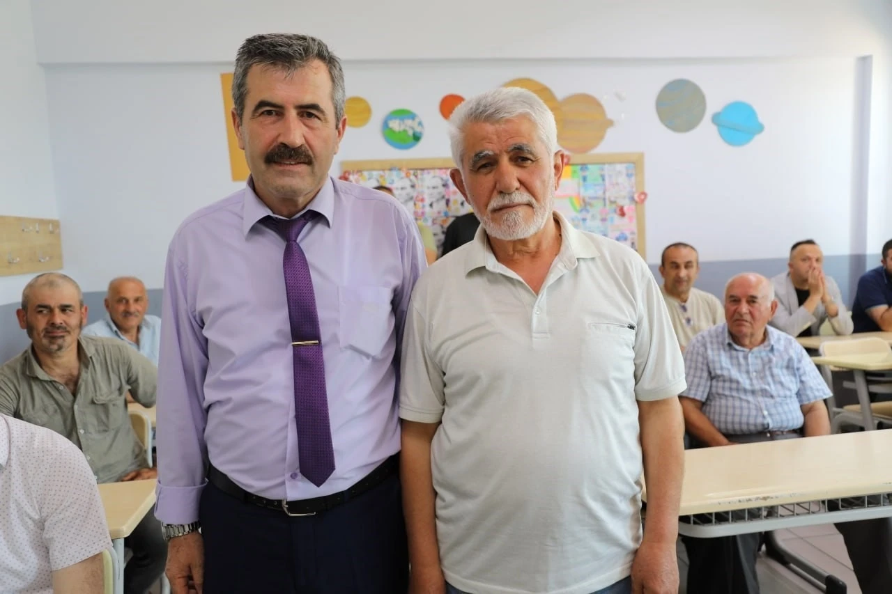 &Uuml;&ccedil; nesli bir araya getiren duygu y&uuml;kl&uuml; buluşma
