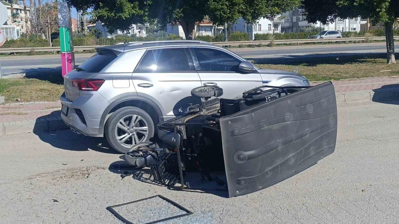 &Uuml;&ccedil; tekerlekli motorlu bisiklet Otomobille &ccedil;arpıştı: 1 yaralı
