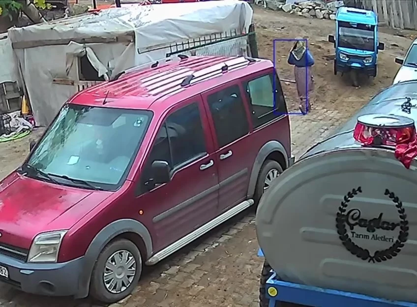 Üç tekerlekli motosiklet dengesi kaybolunca devrildi: Kaza anı kamerada
