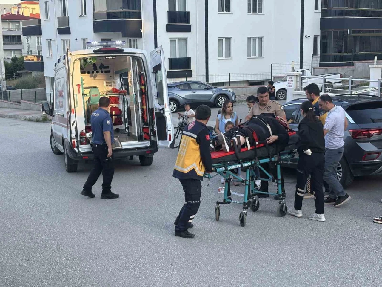 &Uuml;&ccedil; tekerlekli motosikletten d&uuml;şen kadın yaralandı
