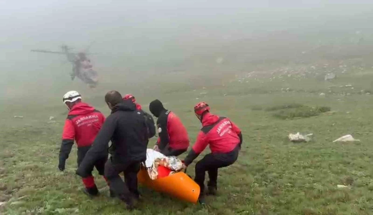 Uçağın enkazındaki yaralı yolcu ve ölen pilotun cenazesi bölgeden helikopterle alındı
