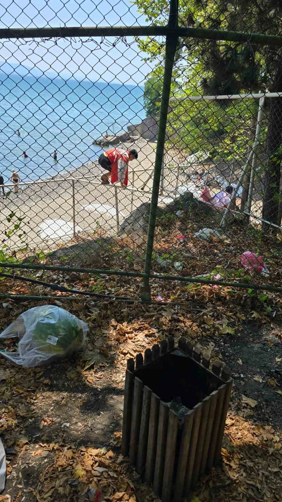 Ücretli hale getirilen Sevgi Barış Dostluk Plajı’na tel örgüleri aşarak girmeye çalıştılar
