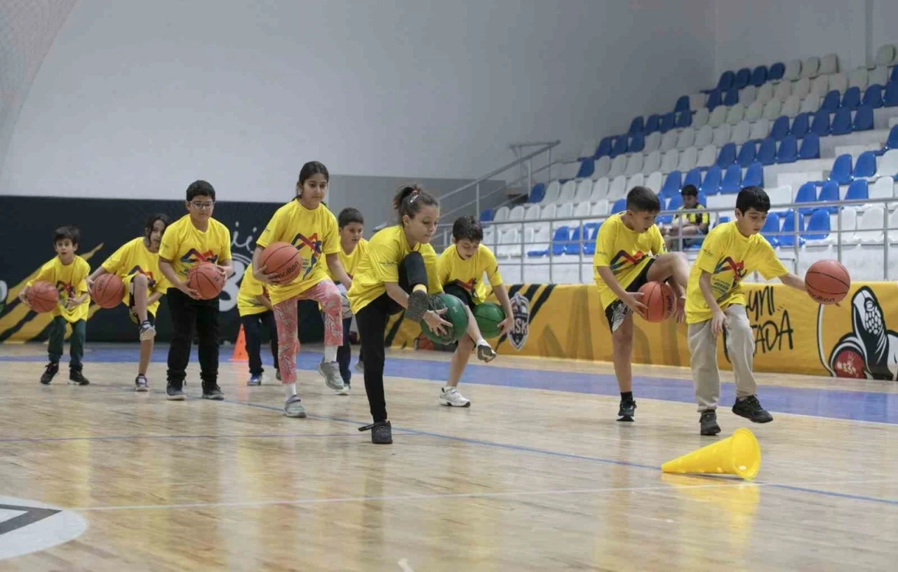 &Uuml;cretsiz Basketbol Kursları &ccedil;ocuklara hem spor hem gelecek sunuyor
