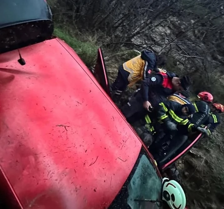 U&ccedil;uruma yuvarlanan ara&ccedil;ta bulunan 2&rsquo;si &ccedil;ocuk 5 kişi yaralandı
