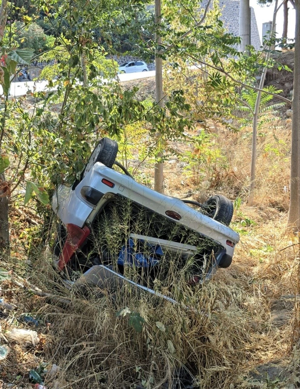 Uçuruma yuvarlanan otomobil sürücüsü yaralandı
