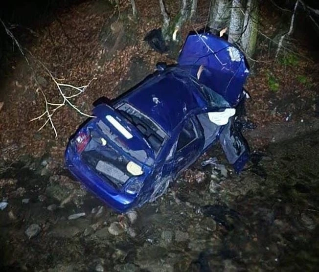 U&ccedil;urumdan yuvarlanan otomobilden 3 kişi sağ &ccedil;ıktı
