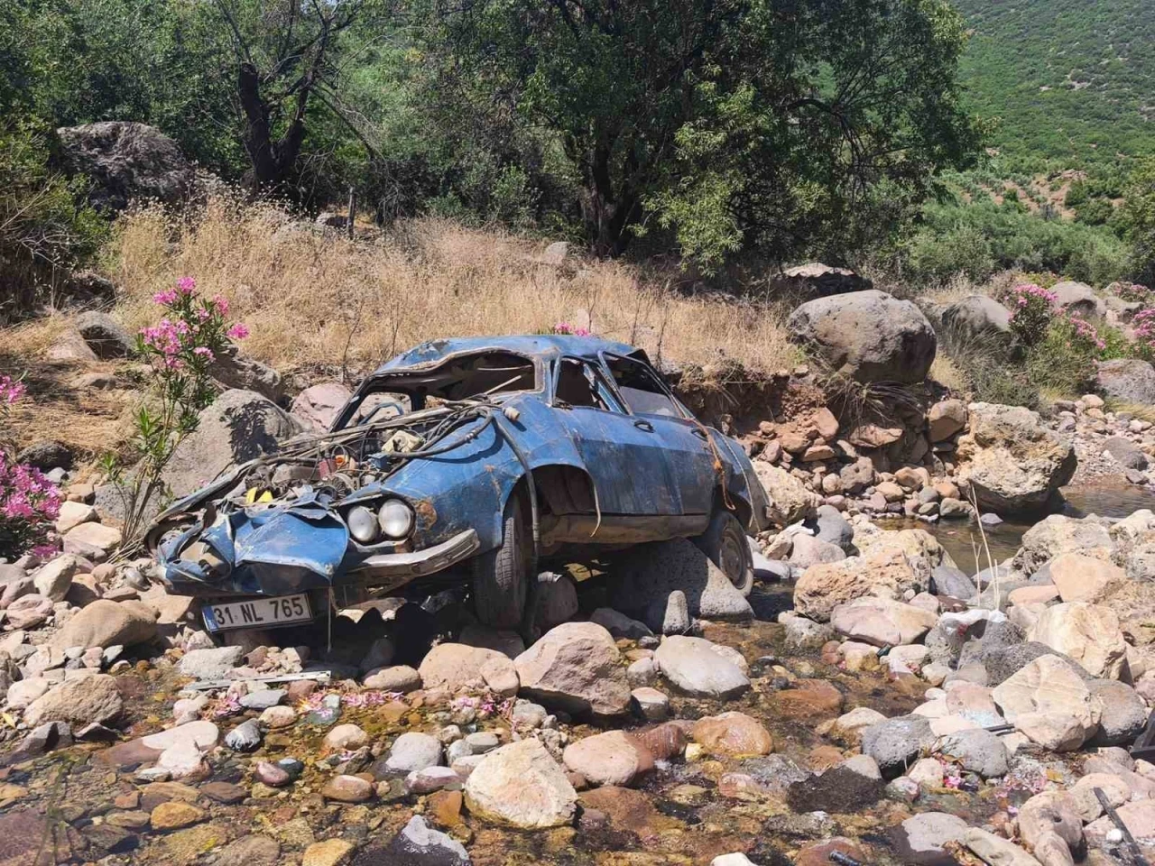 U&ccedil;urumdan yuvarlanarak hurdaya d&ouml;nen otomobilin s&uuml;r&uuml;c&uuml;s&uuml; yaralandı
