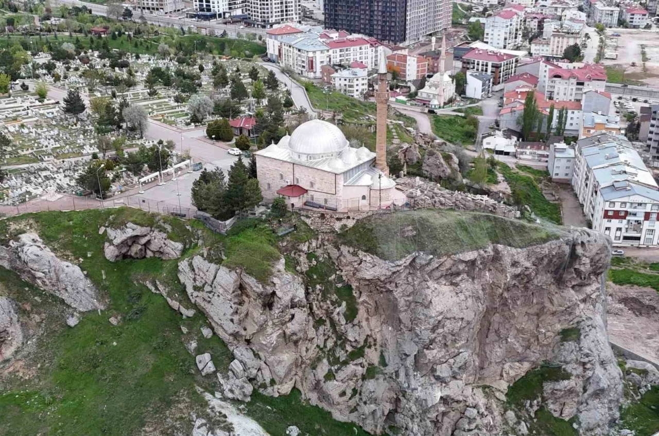 U&ccedil;urumun ucundaki t&uuml;rbenin kayalıklarında ıslah &ccedil;alışmaları s&uuml;r&uuml;yor

