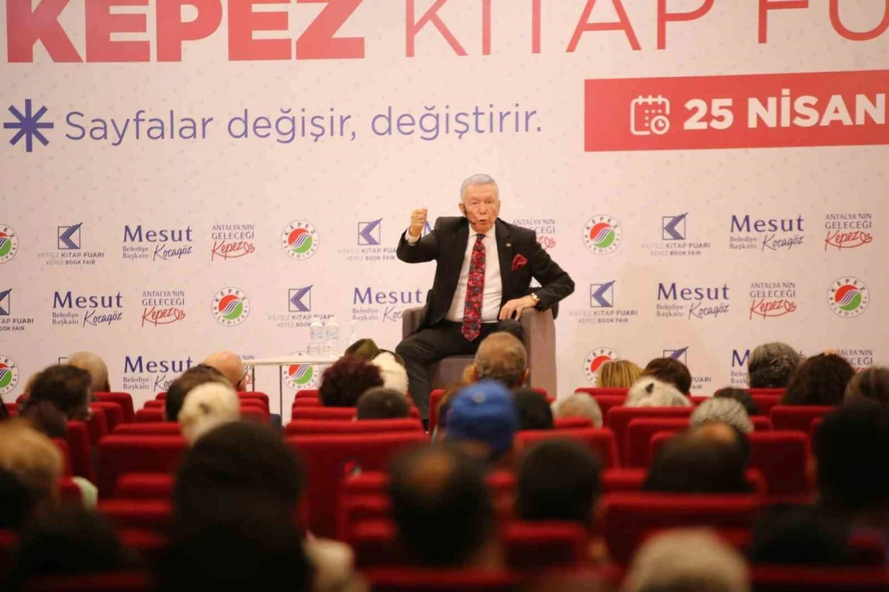 Uğur Dündar, Kepez Kitap Fuarı’nda anılarını paylaştı
