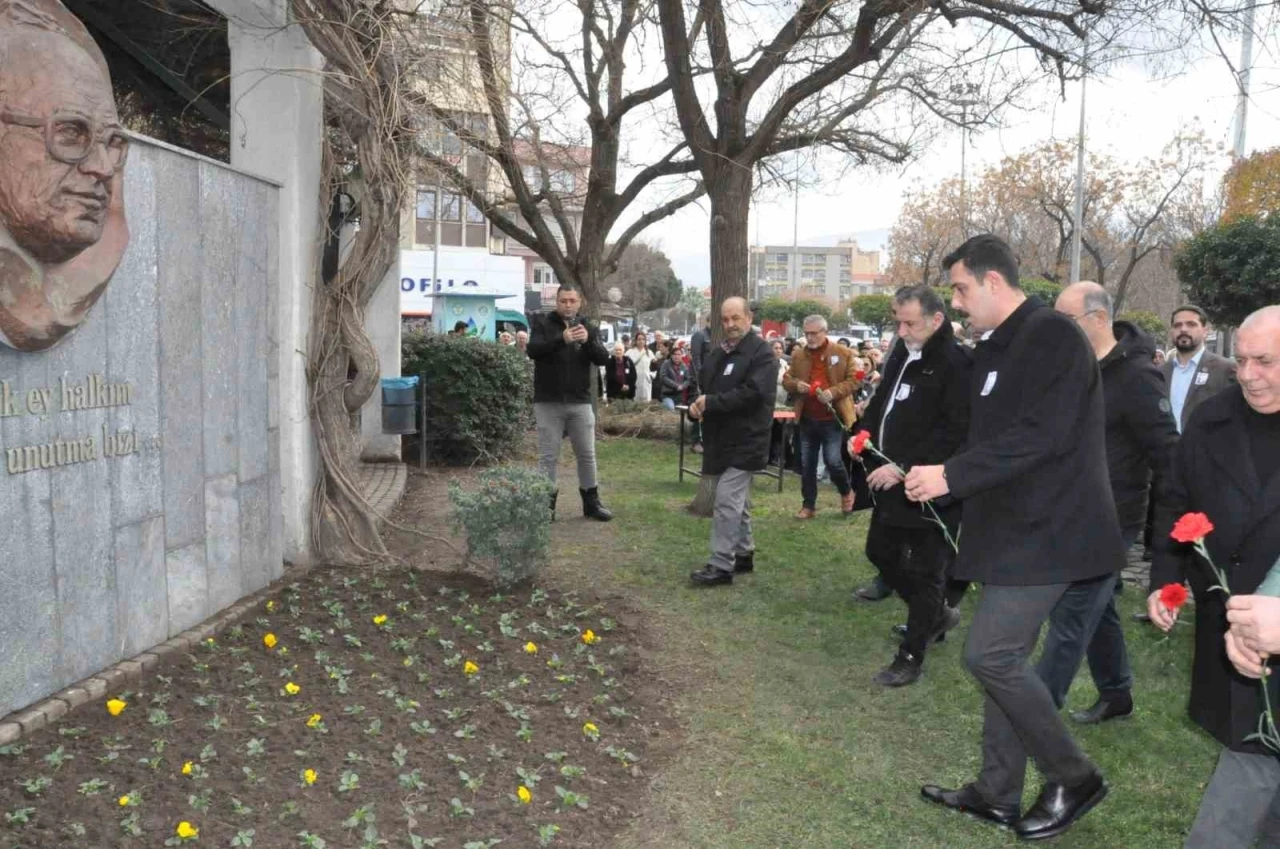 Uğur Mumcu, Salihli&rsquo;de karanfillerle anıldı
