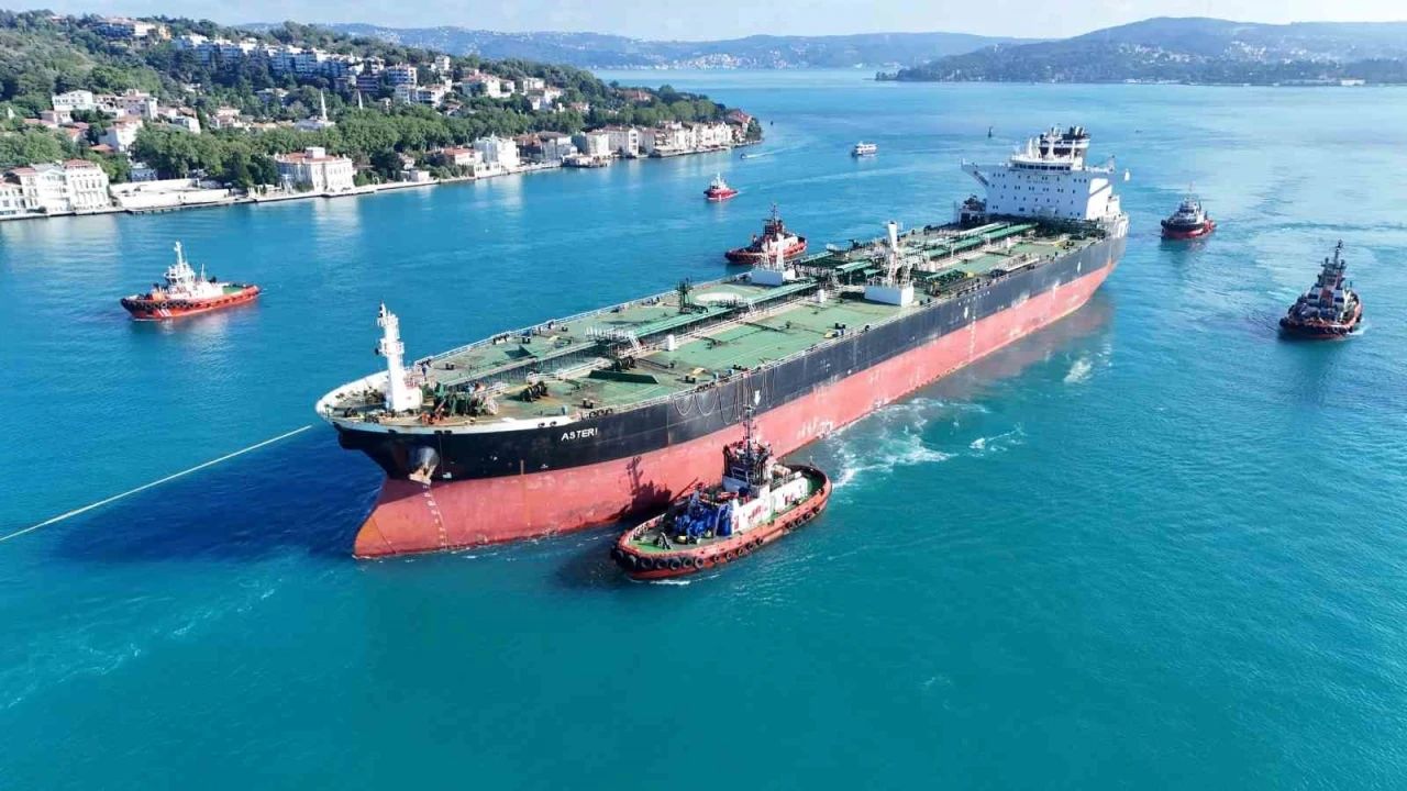 Ukrayna&rsquo;nın vurduğu dev tanker İstanbul Boğazı&rsquo;ndan ge&ccedil;irildi
