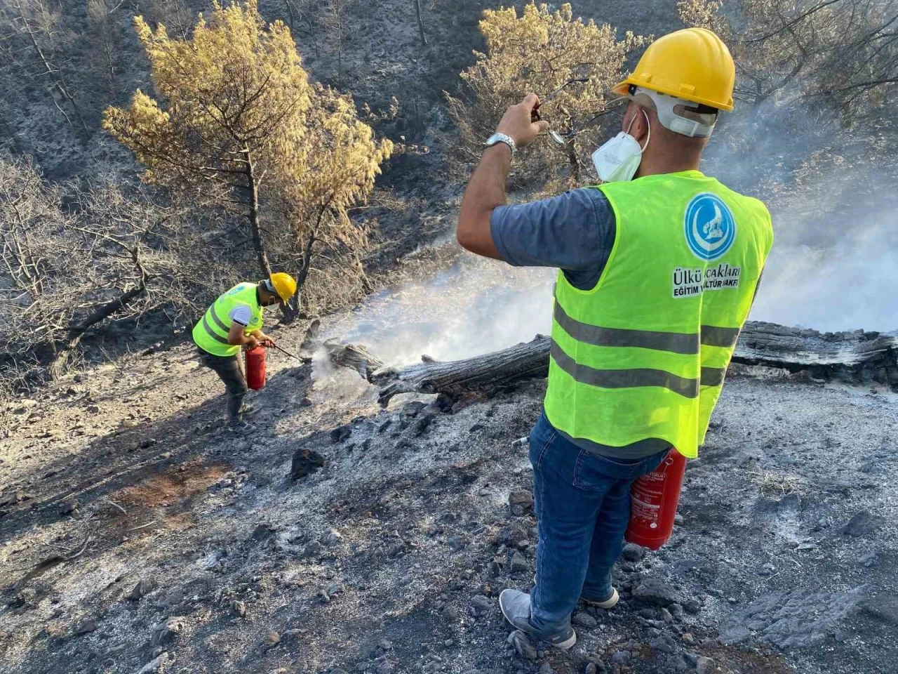 Ülkü Ocakları, Hatay’da yangınla mücadelede vatandaşların yanında oldu
