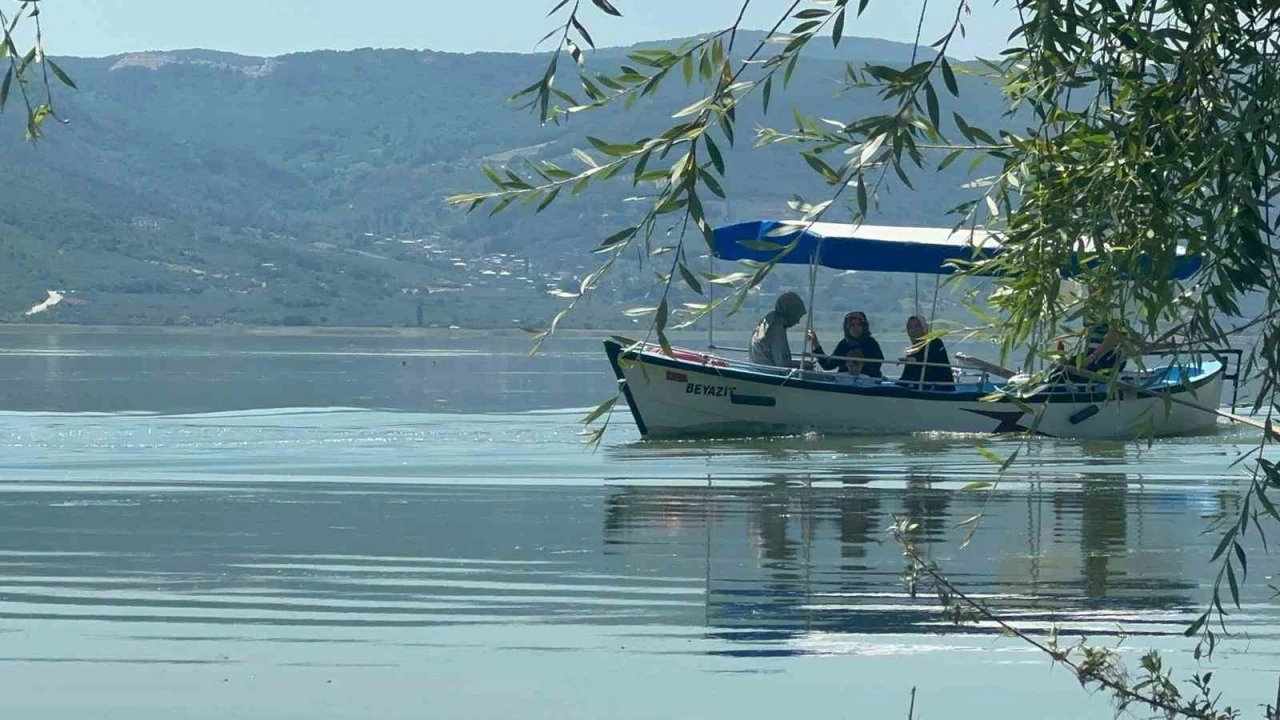 Uluabat G&ouml;l&uuml;&rsquo;n&uuml;n suları &ccedil;ekildi; G&ouml;lyazı&rsquo;da hayat normale d&ouml;nd&uuml;
