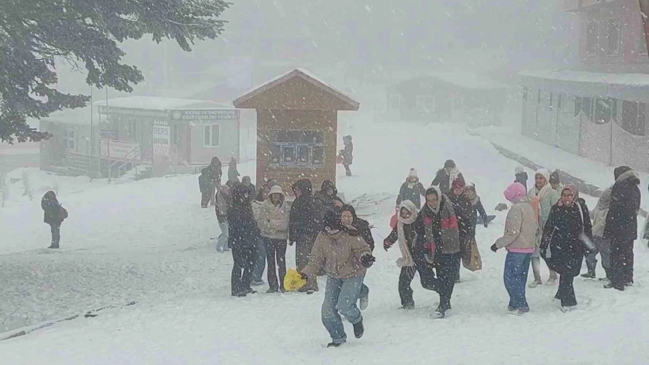 Uludağ&rsquo;da kar kalınlığı 60 santimetreyi ge&ccedil;ti
