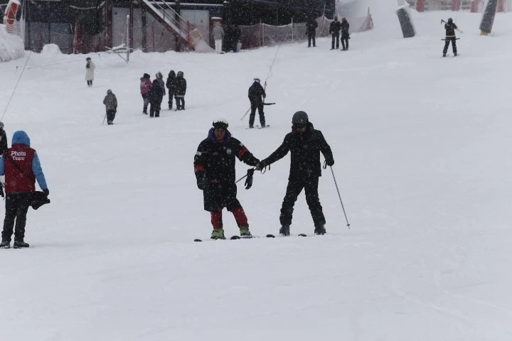 Uludağ&rsquo;da kar kalınlığı 76 santimetreye ulaştı, pistler doldu taştı
