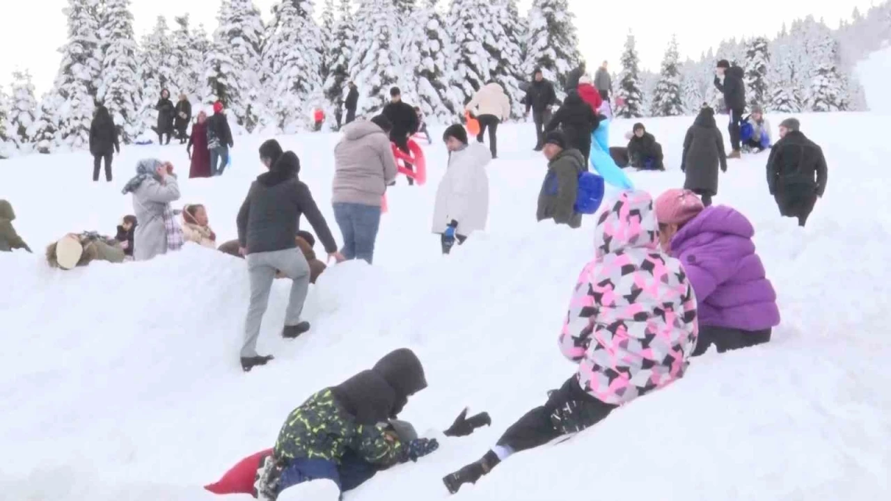 Uludağ&rsquo;da s&ouml;mestir tatilinin son g&uuml;n&uuml;nde yoğunluk s&uuml;r&uuml;yor
