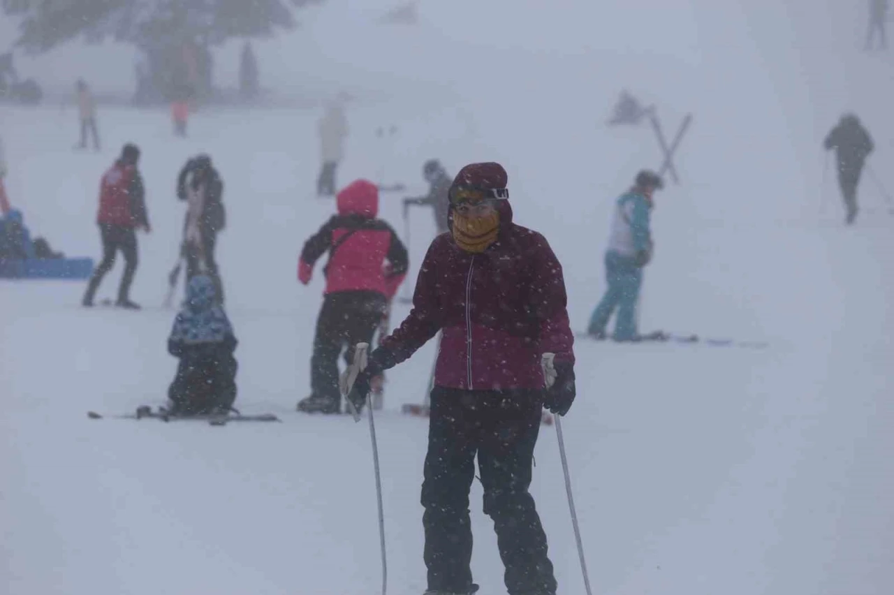 Uludağ&rsquo;da s&ouml;mestr tatilinin son g&uuml;nlerinde sis ve soğuğa rağmen yoğunluk s&uuml;r&uuml;yor
