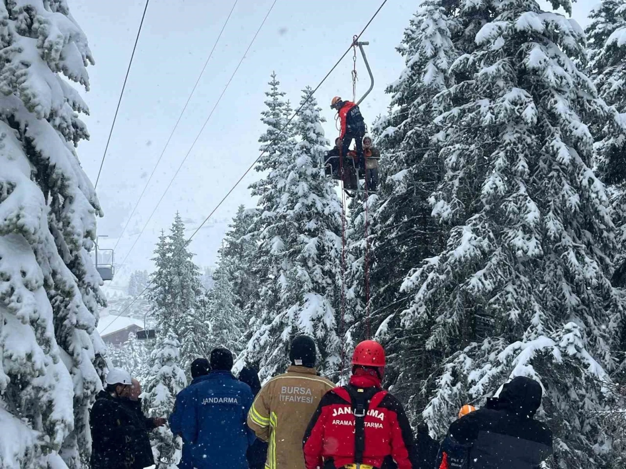 Uludağ&rsquo;da telesiyej arızası: Mahsur kalan t&uuml;m tatilciler kurtarıldı
