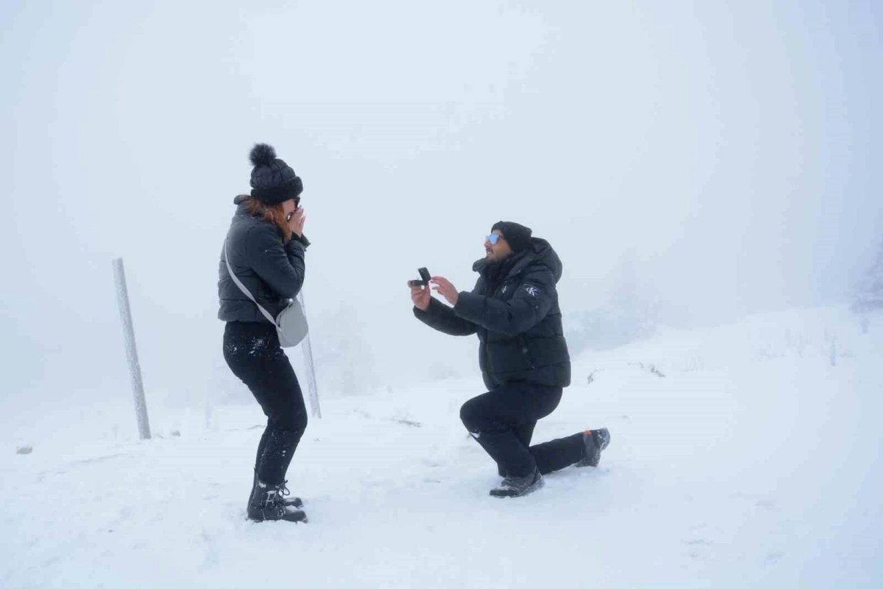 Uludağ&rsquo;da yılın son ve ilk romantik s&uuml;rprizleri: Karlar altında iki "Evet"
