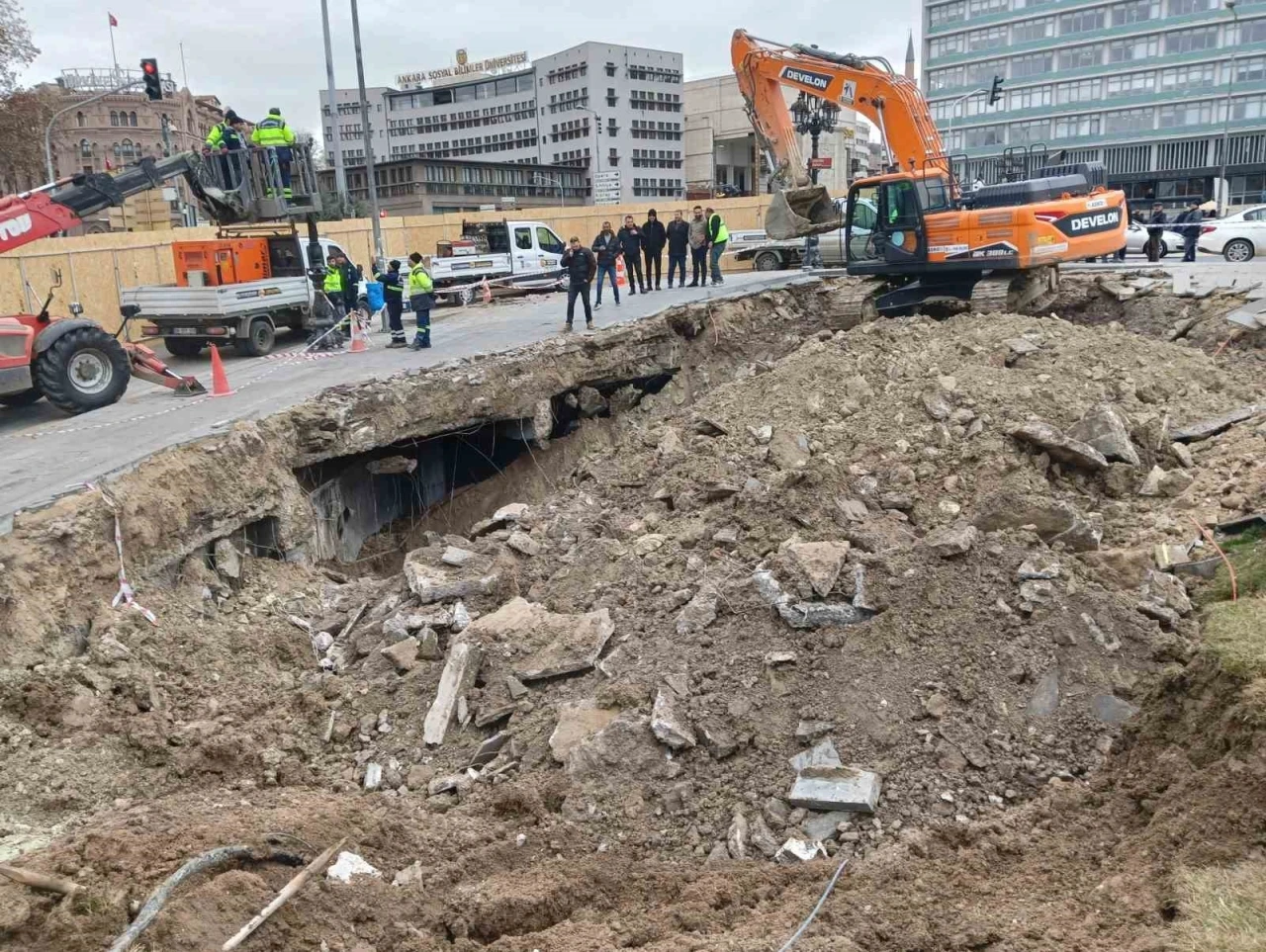 Ulus Meydanı’nda göçük paniği