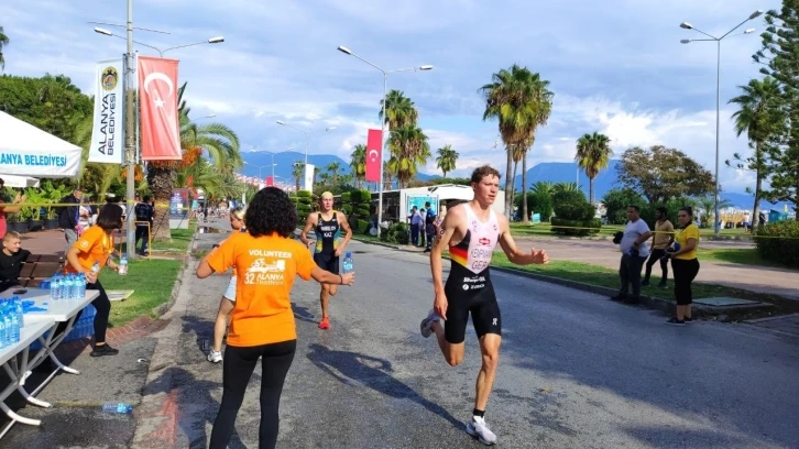 Uluslararası Alanya Triatlon Yarışları&rsquo;nın 32.&rsquo;si tamamlandı
