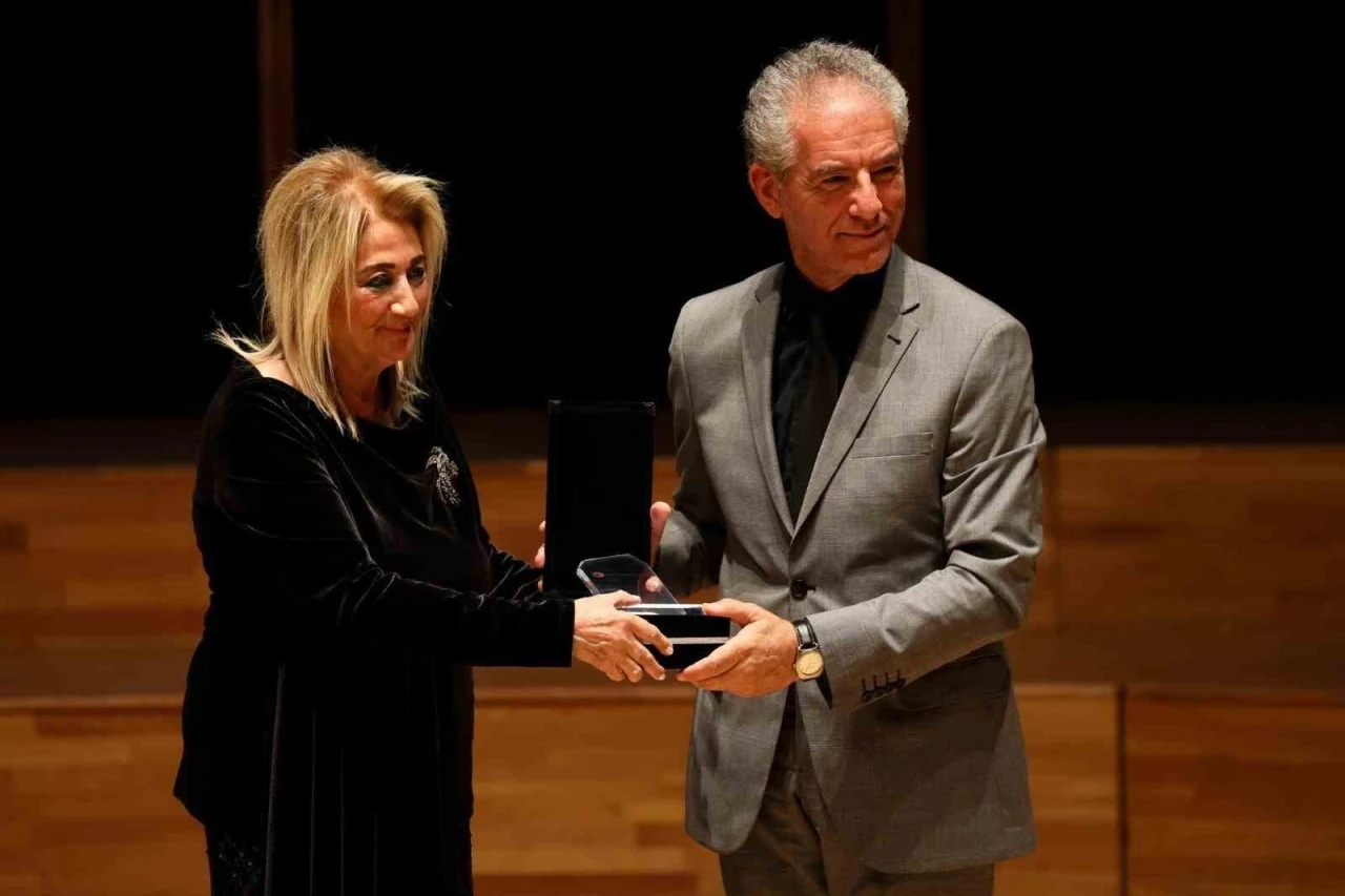 Uluslararası İzmir Festivali açılışında Ege Üniversitesine plaket
