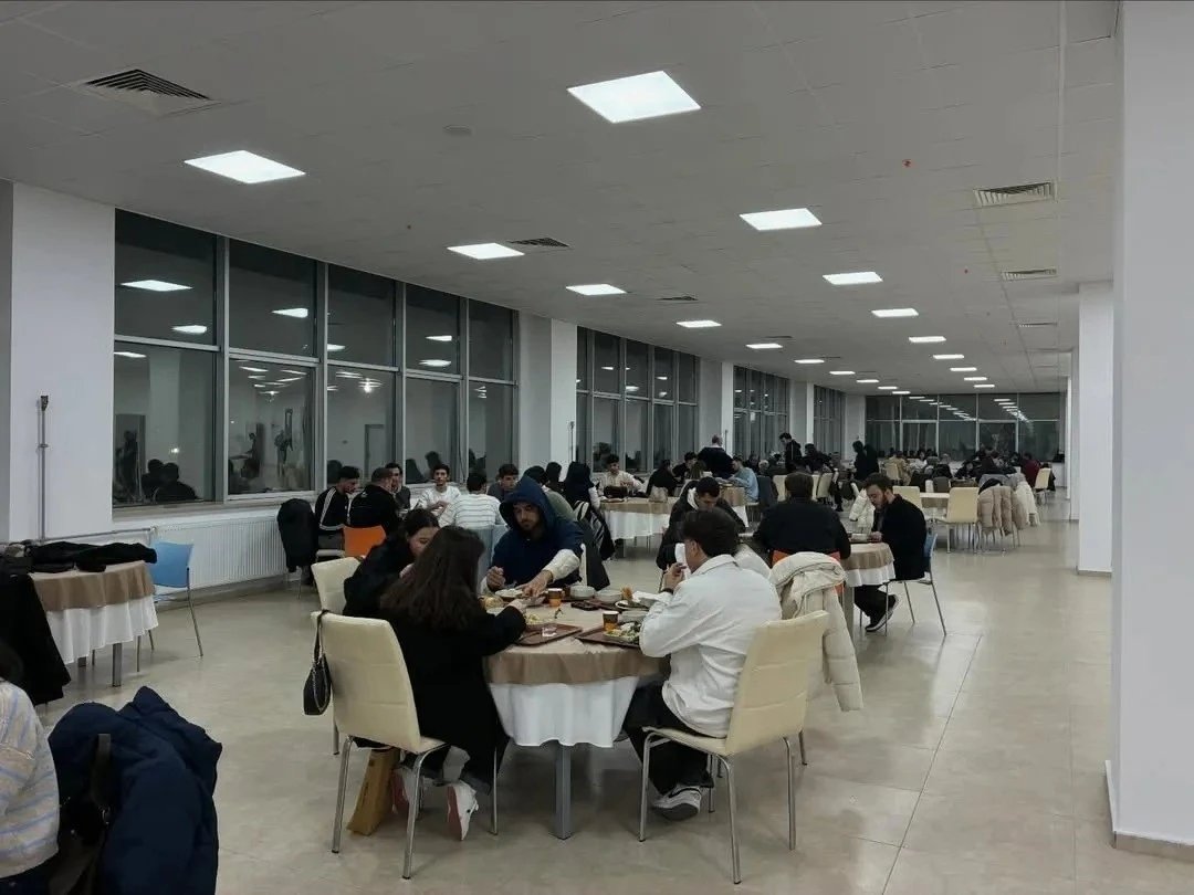 Uluslararası &ouml;ğrenciler g&ouml;n&uuml;ll&uuml; rehberleriyle buluştu
