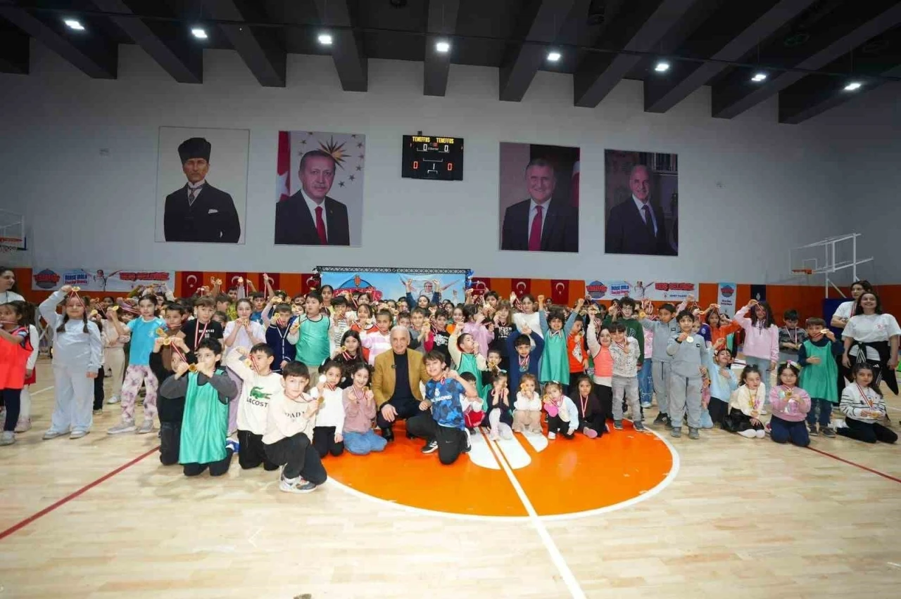 &Uuml;mraniye Belediye Başkanı Yıldırım teneff&uuml;ste &ouml;ğrencilerin sevincine ortak oldu
