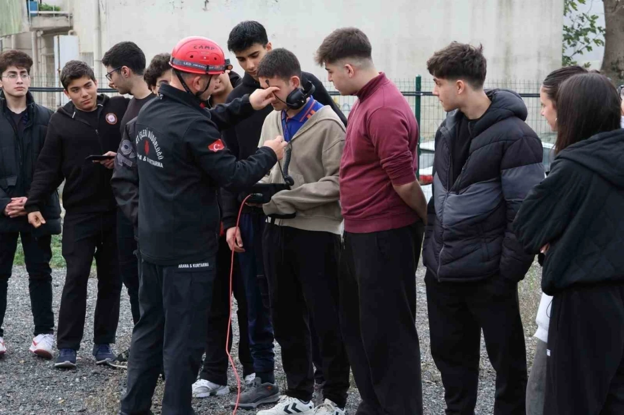 &Uuml;mraniye Belediyesi&rsquo;nden liselerde arama kurtarma eğitimi
