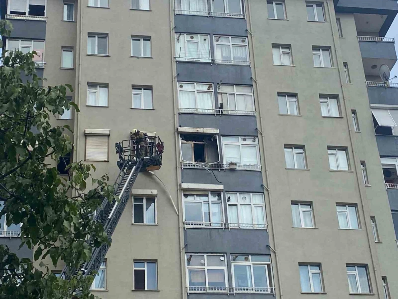 Ümraniye’de 10 katlı binada yangın: 4 kişi mahsur kaldı
