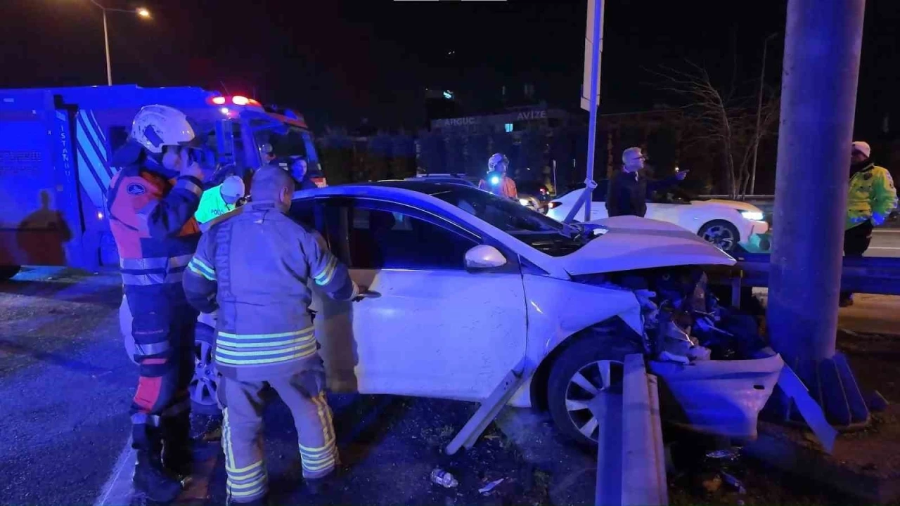 &Uuml;mraniye&rsquo;de alkoll&uuml; s&uuml;r&uuml;c&uuml;n&uuml;n kullandığı otomobil bariyerlere saplandı: 2 yaralı
