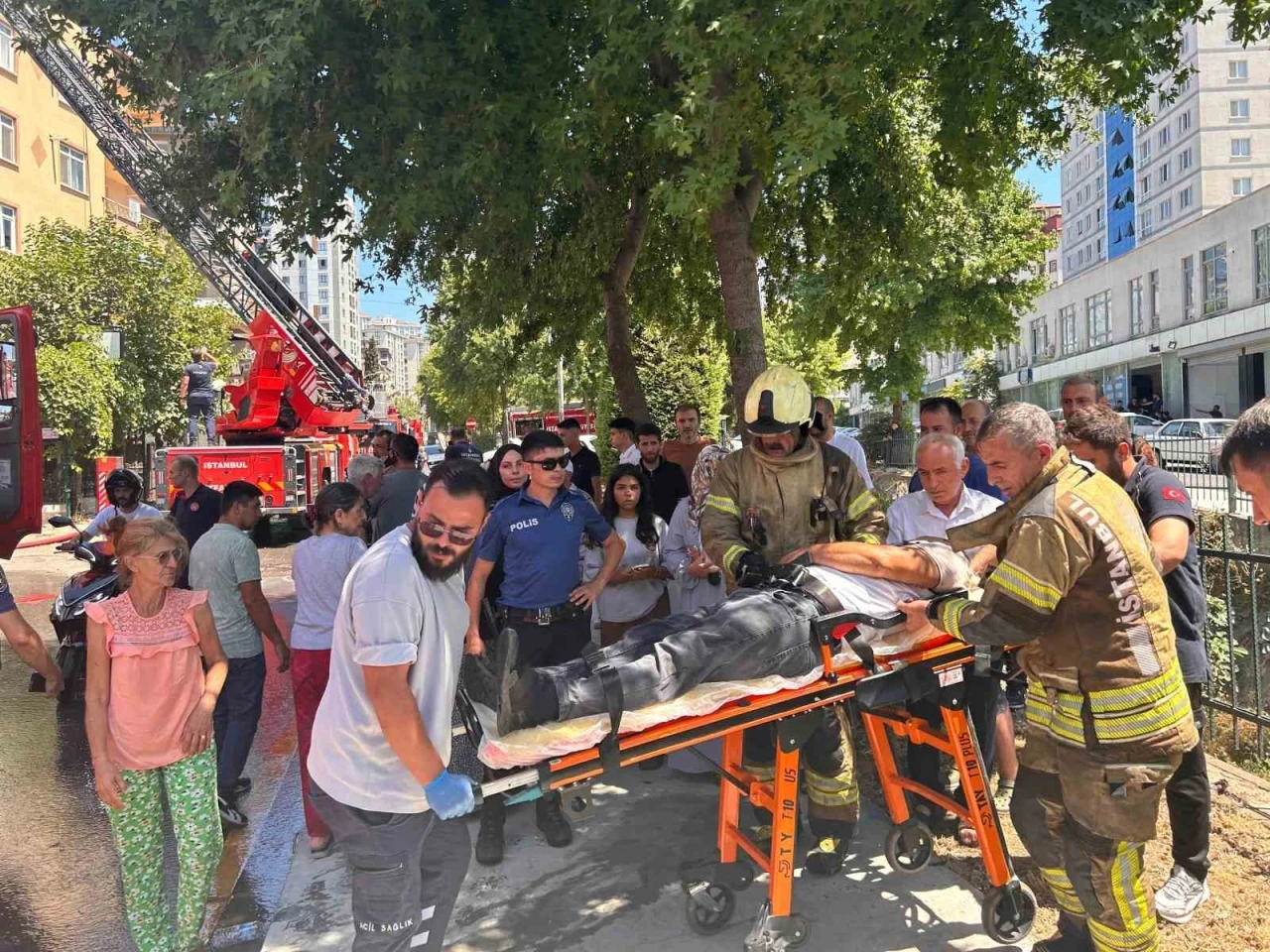 Ümraniye’de binanın çatısında çıkan yangın yandaki binaya da sıçradı

