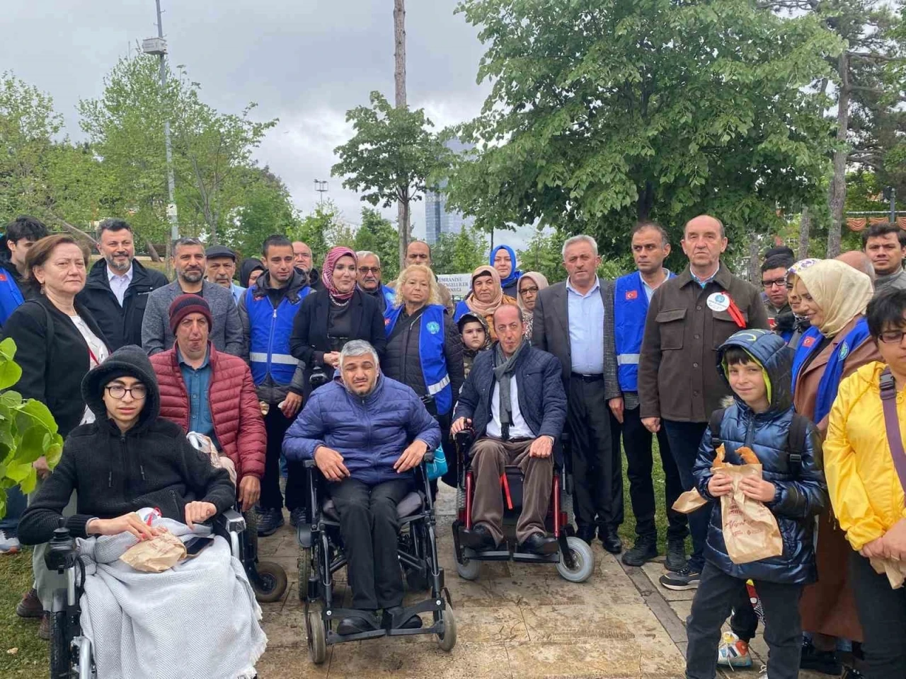 Ümraniye’de engelli vatandaşlar, &quot;Senin de Bir Ağacın Olsun&quot; sloganıyla fidanları toprakla buluşturdu
