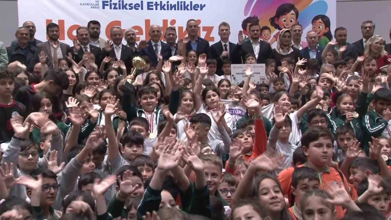 Ümraniye’de, ’Geleneksel Çocuk Oyunları ve İlkokullar Arası Fiziksel Etkinlikler’de ödüller sahiplerini buldu
