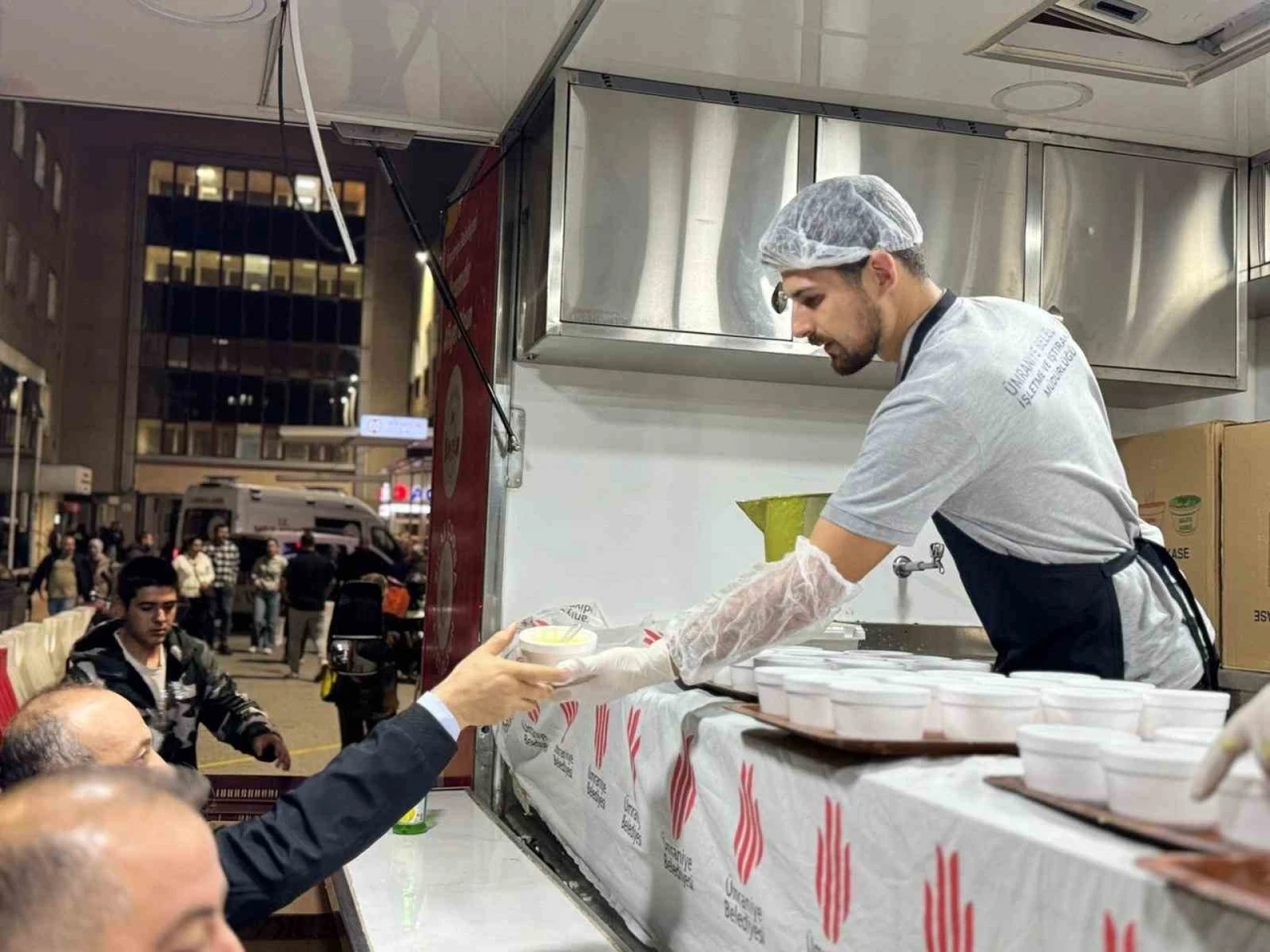 Ümraniye’de her gün binlerce kişiye sıcak çorba ikramı
