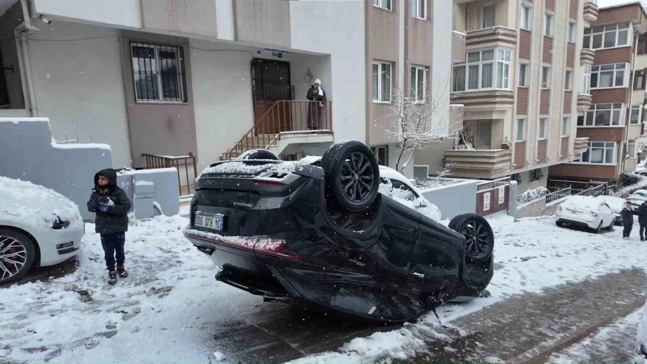 &Uuml;mraniye&rsquo;de kontrolden &ccedil;ıkan otomobil takla attı: 3 yaralı
