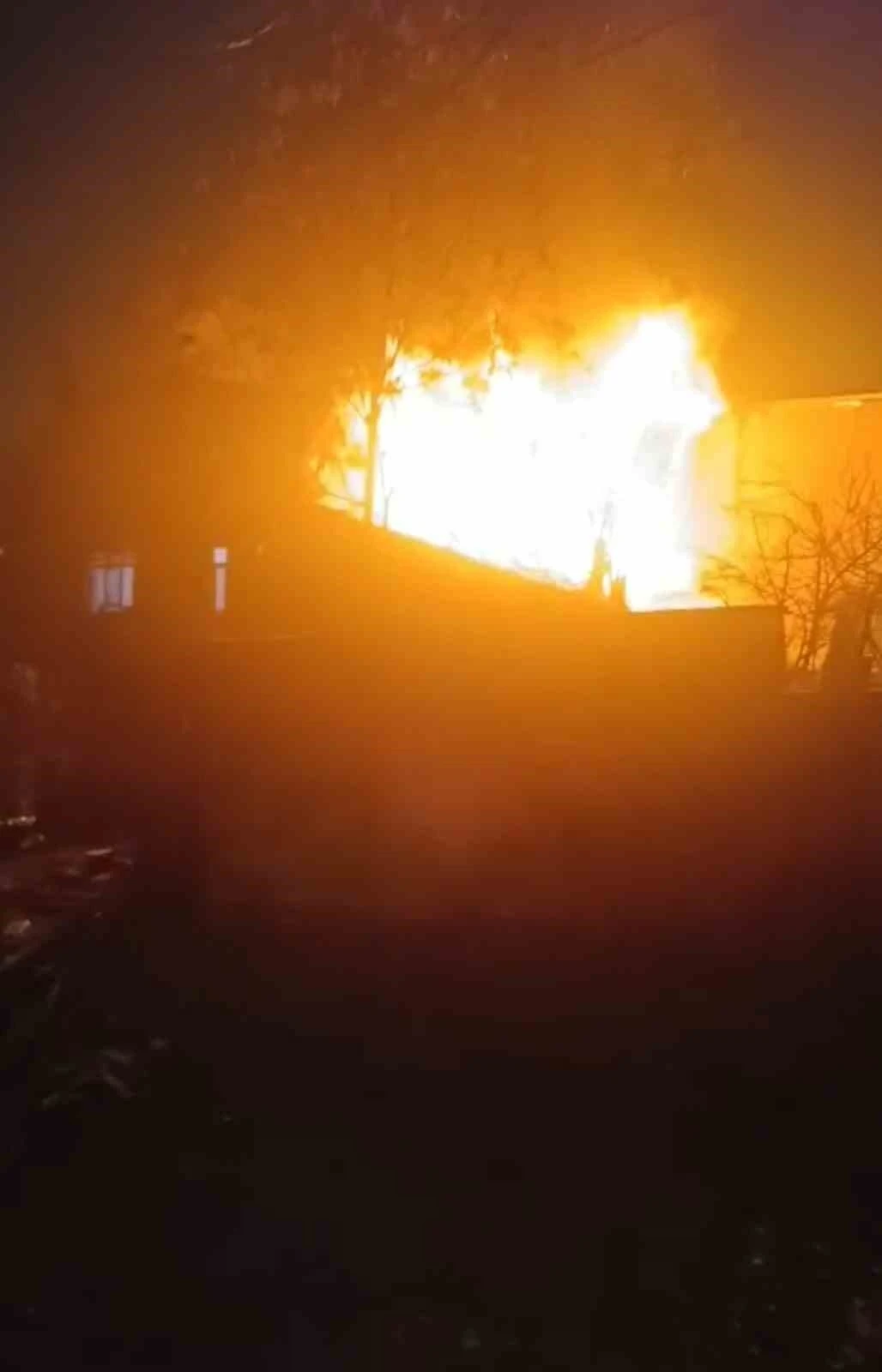 &Uuml;mraniye&rsquo;de korkutan &ccedil;atı yangını
