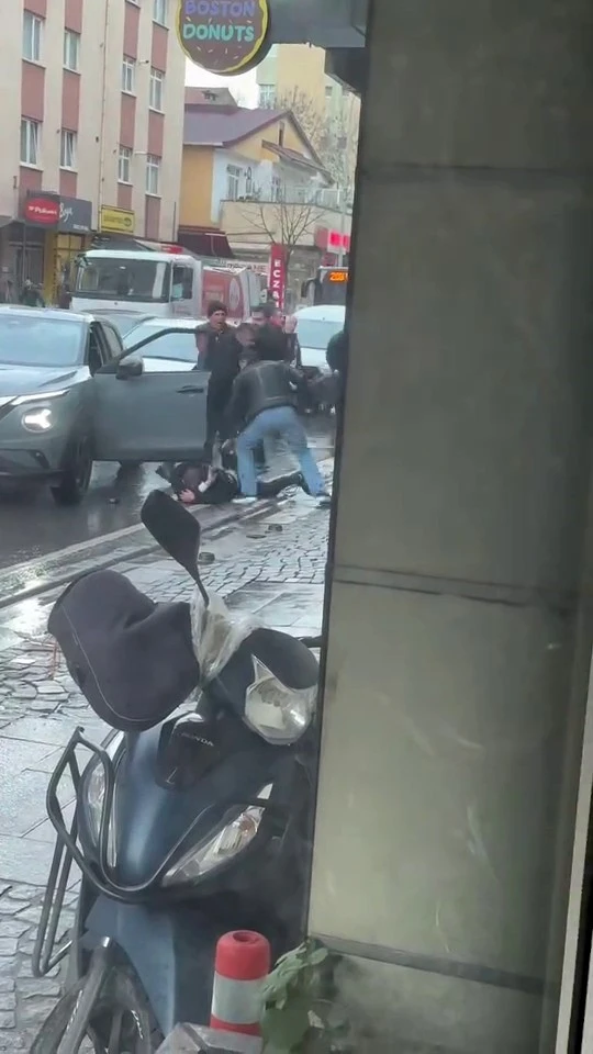 Ümraniye’de park yeri kavgası: 3 kişi sürücüye saldırdı
