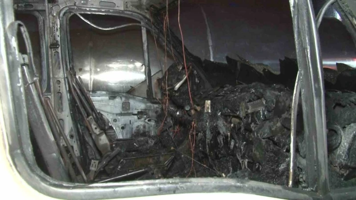 &Uuml;mraniye&rsquo;de servis aracı alev alev yandı
