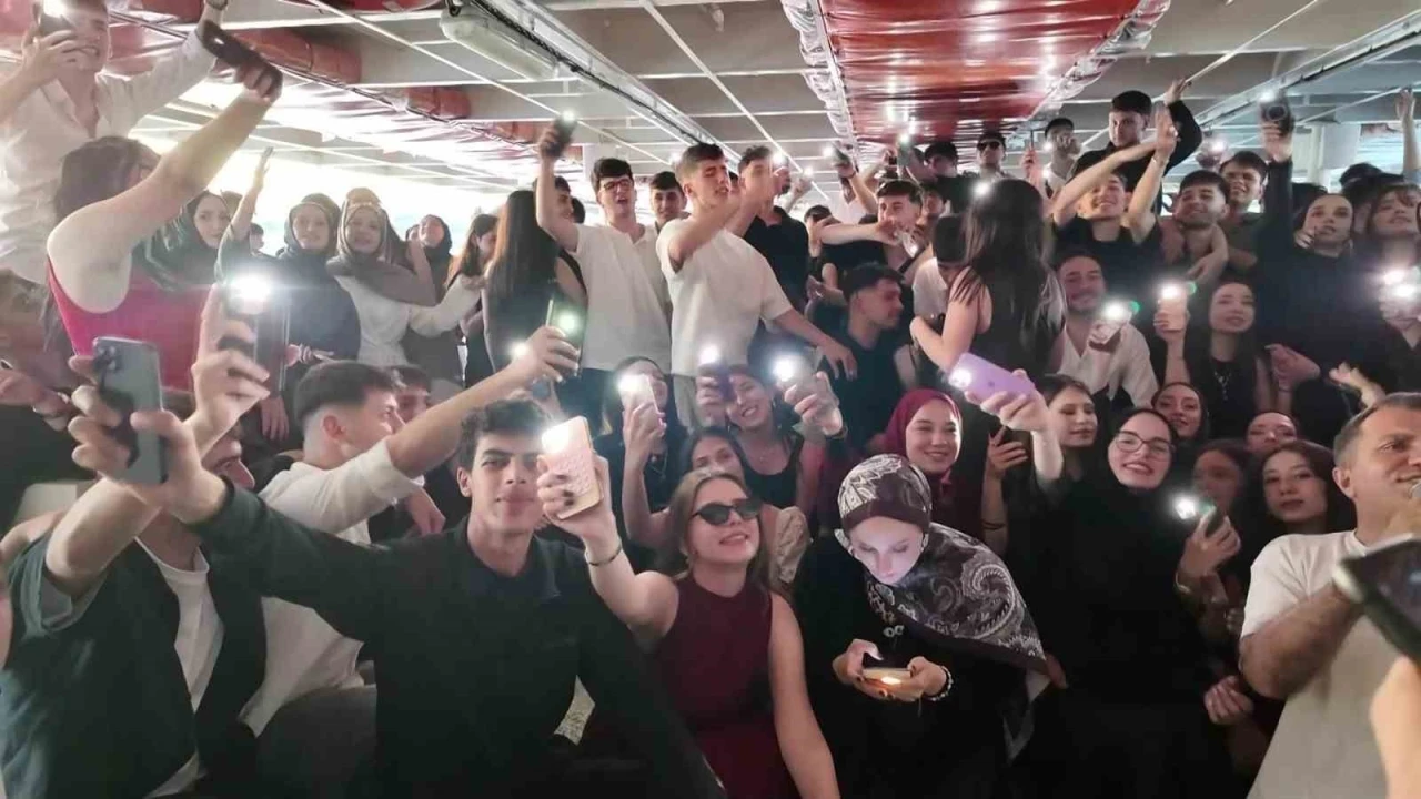 Ümraniyeli lise öğrencileri Boğaz turuyla mezuniye