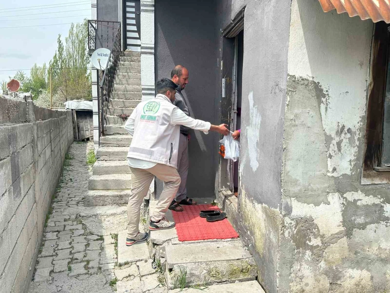 Umut Kervanı Ağrı&rsquo;da y&uuml;zlerce hanenin sofrasına kurban eti ulaştırdı
